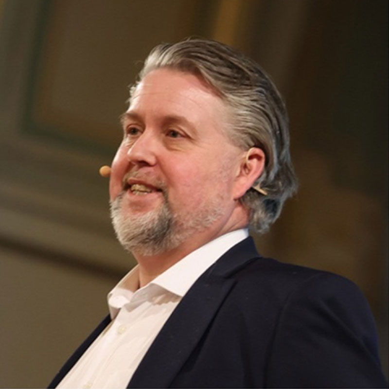Sverre Torjoul holder foredrag med mikrofon
